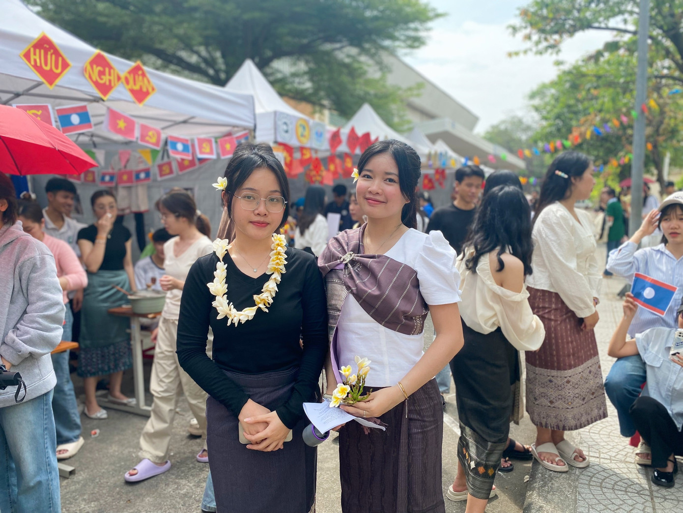 Theo chia sẻ của Mục Đa, những hoạt động như té nước, buộc chỉ tay là nét truyền thống không thể thiếu trong dịp Tết Bunpimay. Với họ, đó không chỉ là phong tục mà còn là cách để cầu chúc may mắn và bình an trong năm mới. Ảnh: Minh Hiền