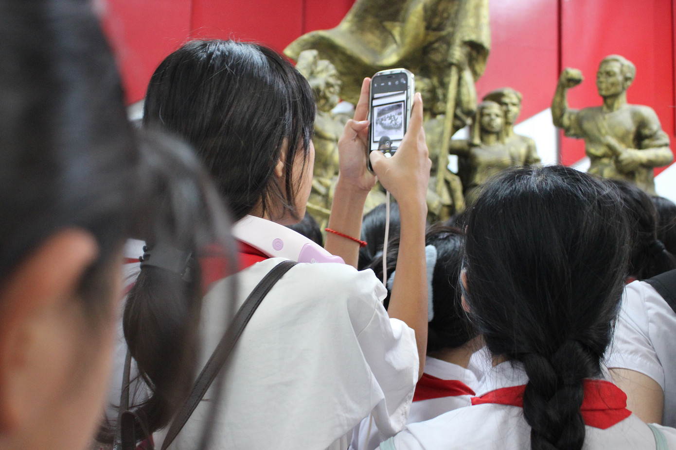 Em Hồng Ngân, học sinh lớp 6/4, trường THCS Nguyễn Đình Chiểu, chia sẻ: “Em cảm thấy rất vui và hào hứng khi được ghé bảo tàng tham quan và học được nhiều kiến thức lịch sử”.