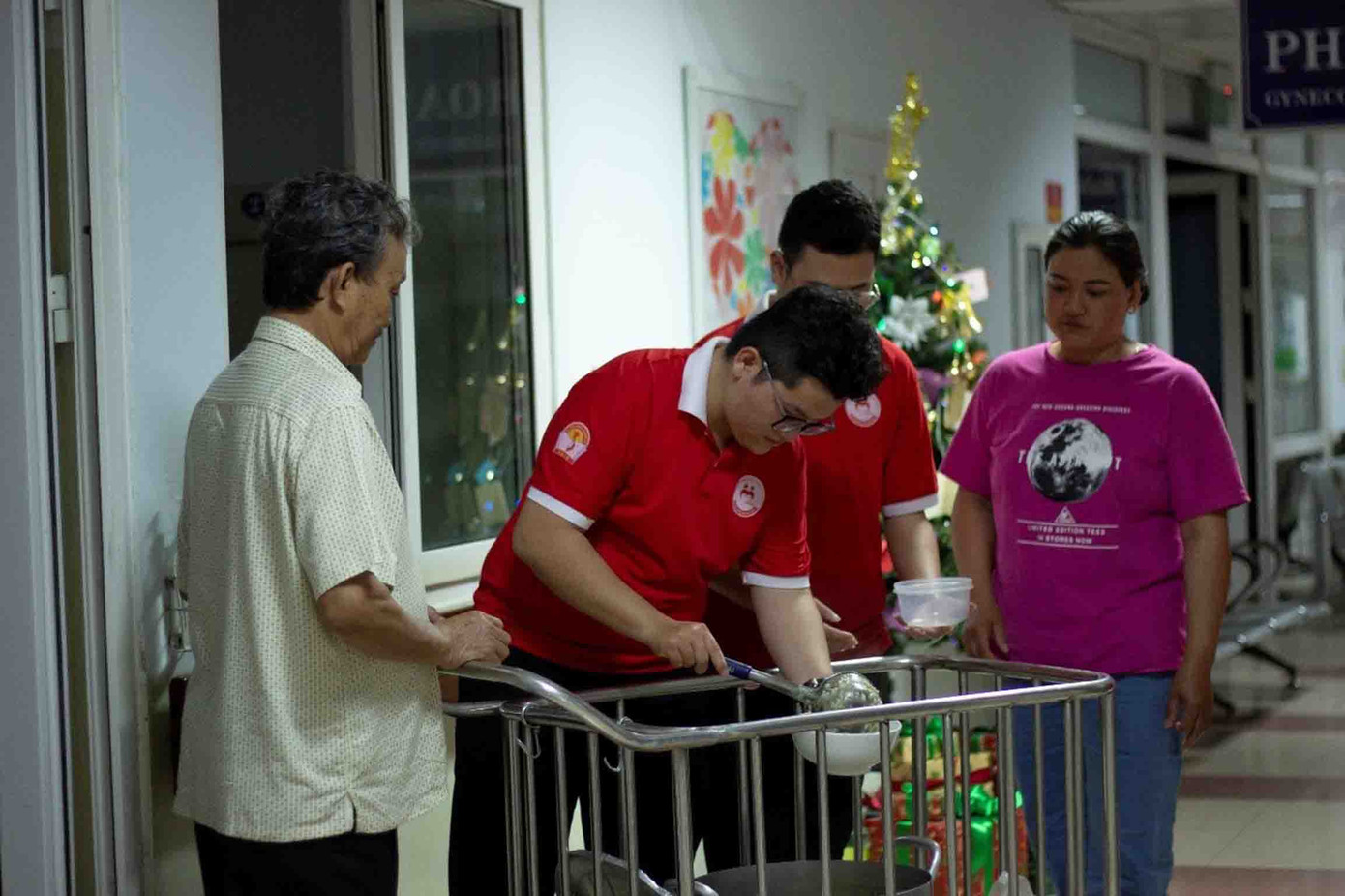 Bạn Nguyễn Thành Nhân – sinh viên năm thứ nhất chuyên ngành Thanh tra của Học viện Hành chính Quốc gia tại miền Trung, cho biết: “Lúc này trong em có rất nhiều cảm xúc, và niềm vui khi thấy mình được góp phần giúp đỡ và xoa dịu bớt nỗi đau của các cô chú bệnh nhân ở đây.”