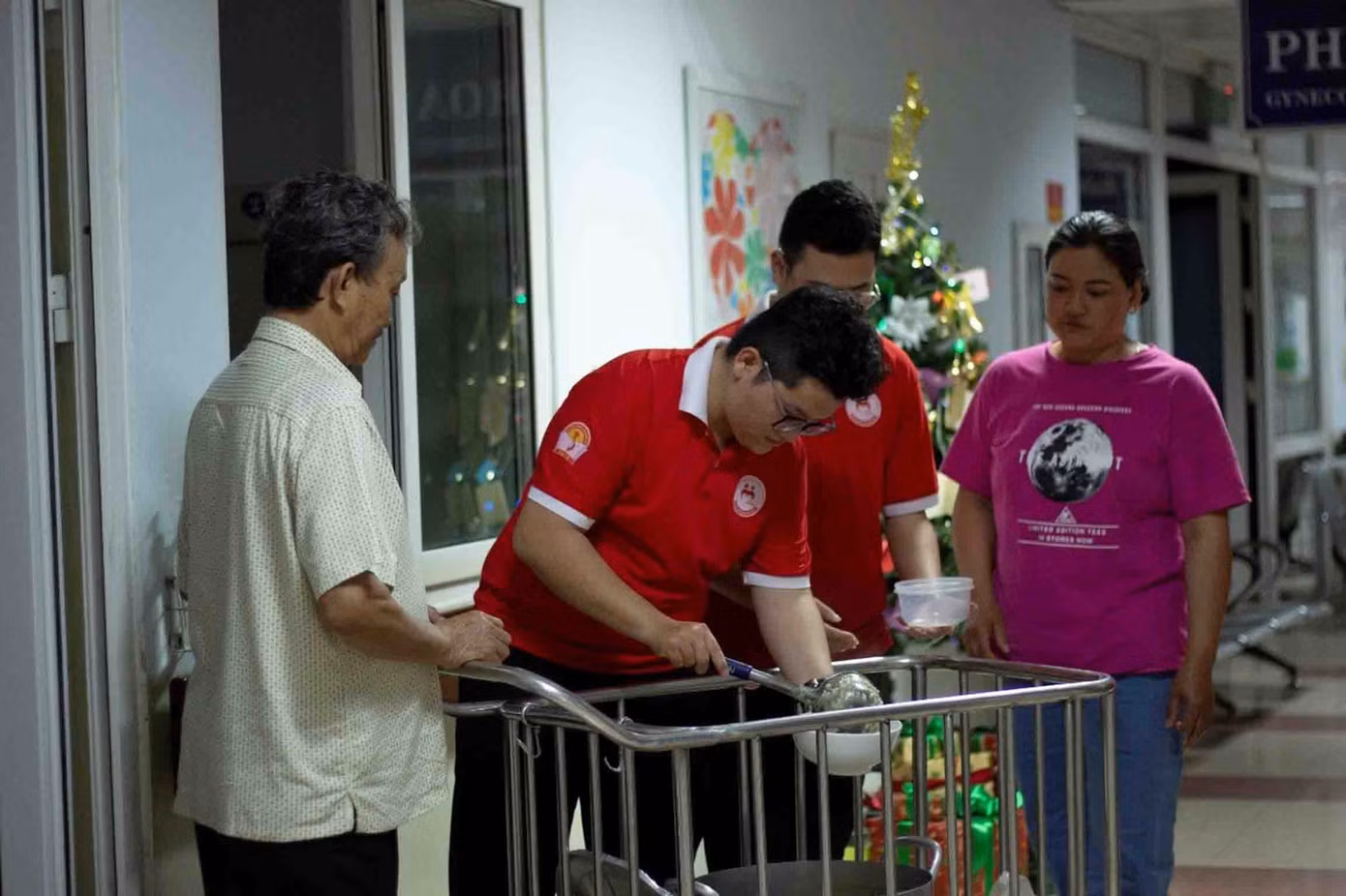 Bạn Nguyễn Thành Nhân – sinh viên năm thứ nhất chuyên ngành Thanh tra của Học viện Hành chính Quốc gia tại miền Trung, cho biết: “Lúc này trong em có rất nhiều cảm xúc, và niềm vui khi thấy mình được góp phần giúp đỡ và xoa dịu bớt nỗi đau của các cô chú bệnh nhân ở đây.”
