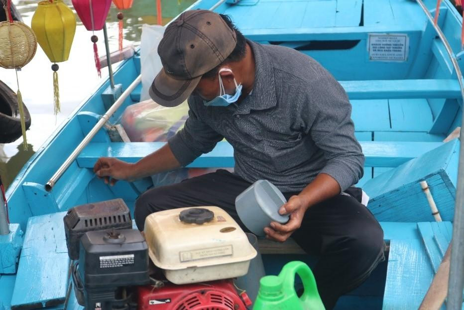 Nghiệp đoàn ghe bơi du lịch Hội An cũng được hoạt động trở lại. Các chủ thuyền tất bật kiểm tra, sửa chữa phương tiện để bắt đầu ngày làm việc - Ảnh Hoài Nguyễn