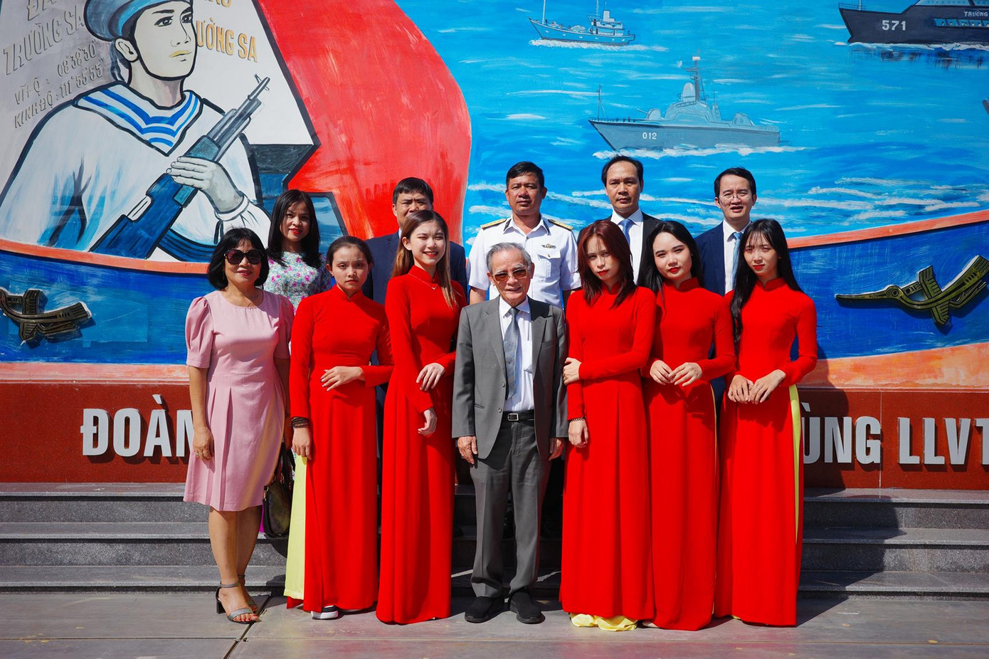 Các thành viên đoàn trường ĐH Duy Tân chụp ảnh kỷ niệm với chỉ huy đơn vị Các thành viên đoàn trường ĐH Duy Tân chụp ảnh kỷ niệm với chỉ huy đơn vị