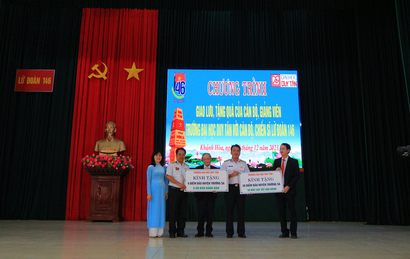 Trao quà cho đại diện 33 điểm đảo trên Quần đảo Trường Sa Trao quà cho đại diện 33 điểm đảo trên Quần đảo Trường Sa