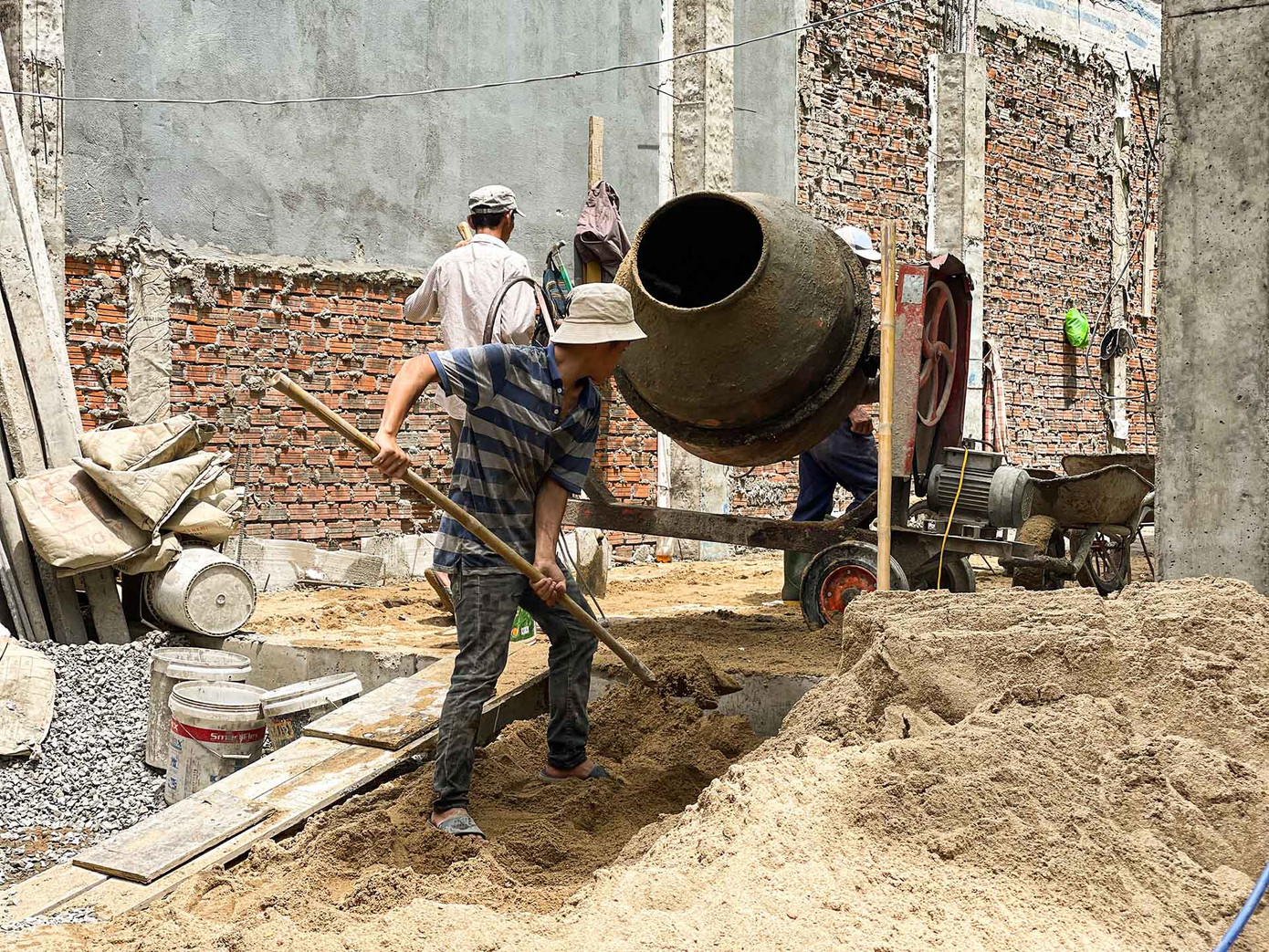 Từ hơn 7h sáng, anh Ngọc Hùng (20 tuổi) thợ xây làm việc tại một công trình xây dựng trên đường Hải Phòng đã làm việc, mồ hôi đổ ra như tắm. (Ảnh: Thanh An)