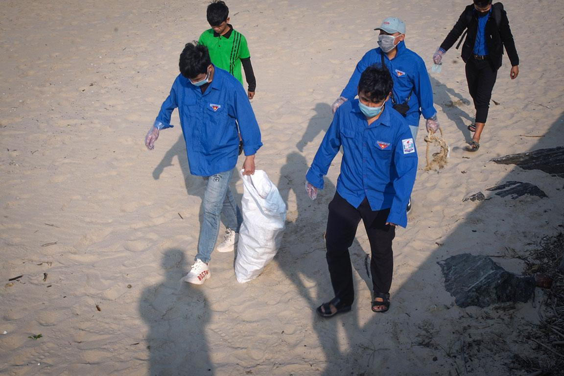 Dọn dẹp rác tại bãi biển Nguyễn Tất Thành trong tuần đầu tiên Dọn dẹp rác tại bãi biển Nguyễn Tất Thành trong tuần đầu tiên