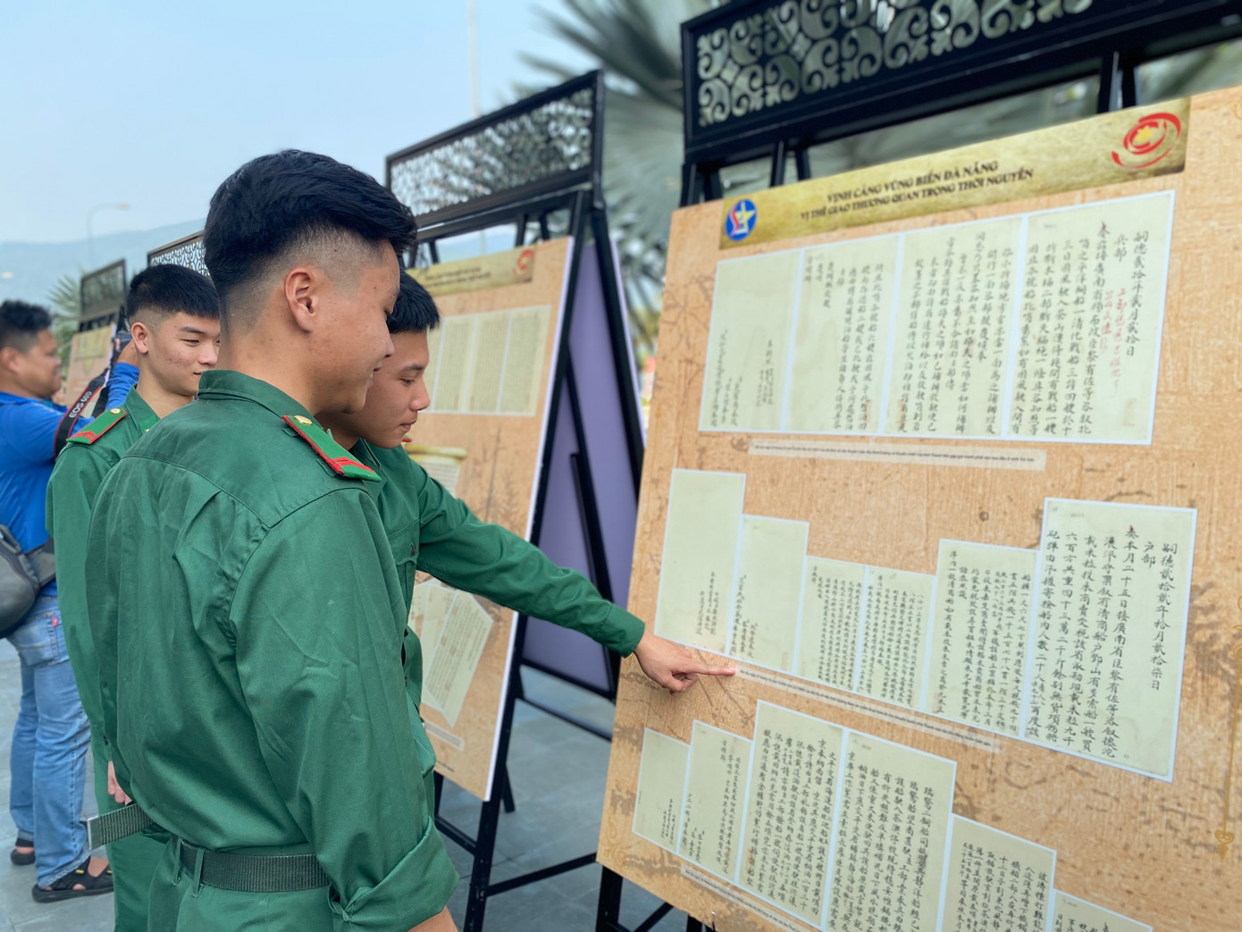 Câu chuyện của tiền nhân với biển đảo vẫn lưu giữ trên những trang sử liệu Châu bản triều Nguyễn. Ảnh: Phượng – Nhung.