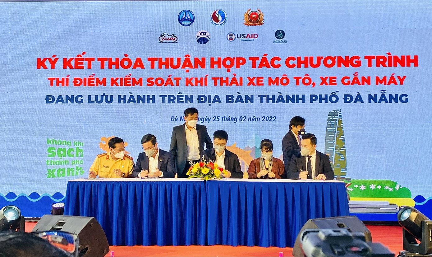 Các đơn vị kí kết thỏa thuận hợp tác chương trình. Ảnh Thái Lâm