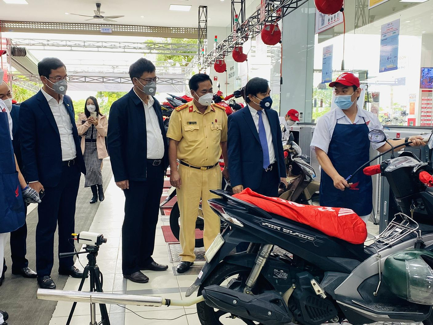 Các đơn vị chứng kiến kiểm tra quá trình đo khí thải sáng 25/2. Ảnh Thái Lâm