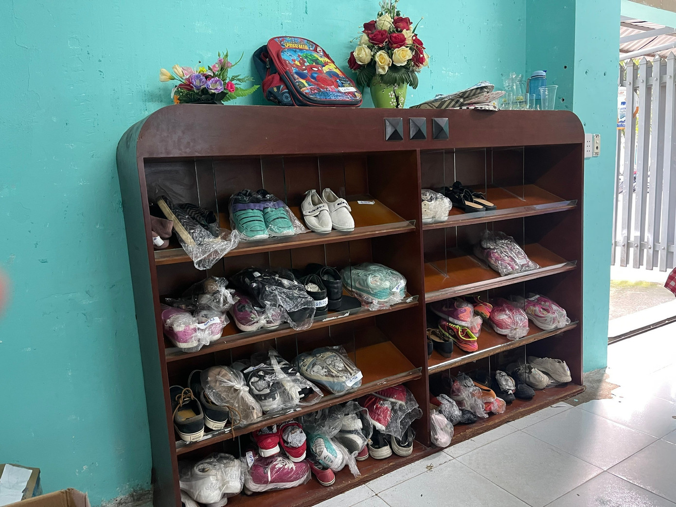 “Siêu thị 0 đồng” có nhiều mặt hàng, chủ yếu là đồ may mặc, giày dép, túi xách, sách báo và thực phẩm khô... Tại đây, mọi người có thể mang về các mặt hàng cần thiết mà không phải trả bất kỳ chi phí nào. Các mặt hàng được đóng góp từ nhiều nhà hảo tâm, trong đó chủ yếu là từ thầy và trò của trường. Điều đặc biệt là tất cả sản phẩm đều đảm bảo chất lượng, đẹp mắt, đáp ứng nhu cầu cơ bản của những người đến nhận.