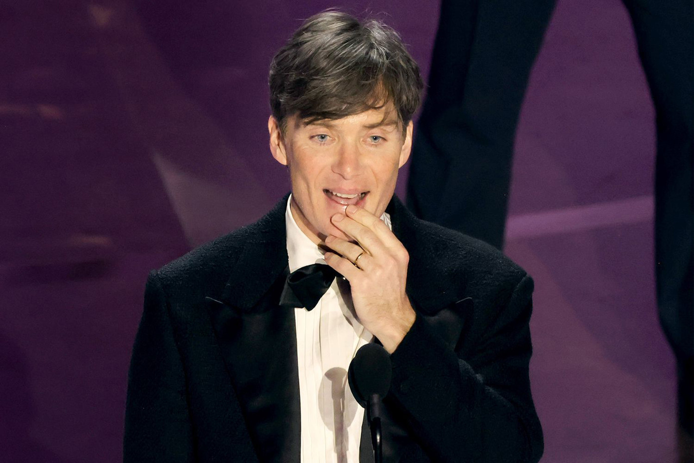 Cillian Murphy nhận giải Nam diễn viên chính xuất sắc nhất, Cillian Murphy "muốn tri ân những người gìn giữ hòa bình ở khắp mọi nơi”. Nguồn: People.
