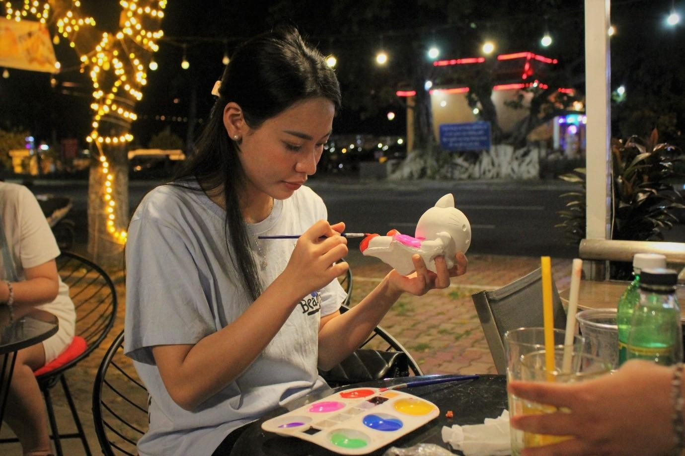 Mỗi khách mời tham gia tô tượng là đã góp phần vào việc gây quỹ cứu hộ chó mèo của nhóm. Mỗi khách mời tham gia tô tượng là đã góp phần vào việc gây quỹ cứu hộ chó mèo của nhóm.