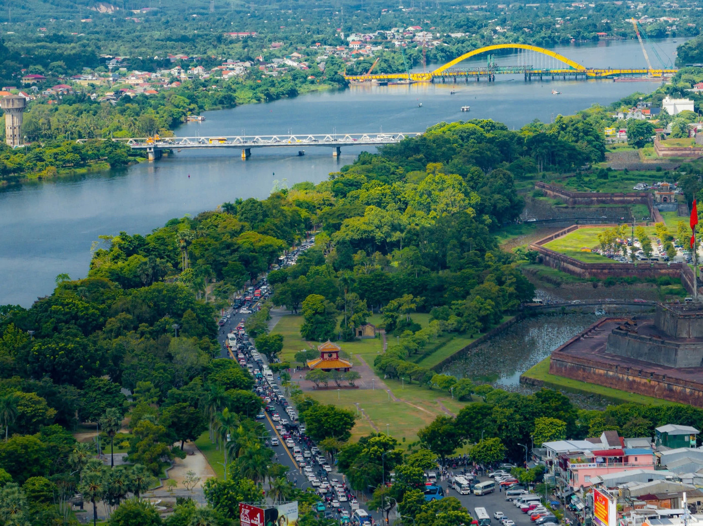 Đường phố tại Huế kín xe cộ trong dịp nghỉ lễ Quốc khánh 2/9. Ảnh: Đình Hoàng.