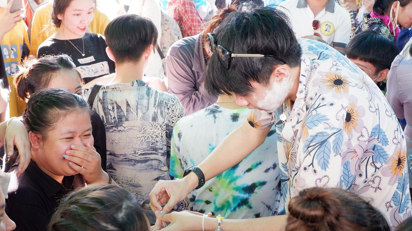 Buộc chỉ tay cho nhau cầu mong may mắn - Ảnh Thành Văn