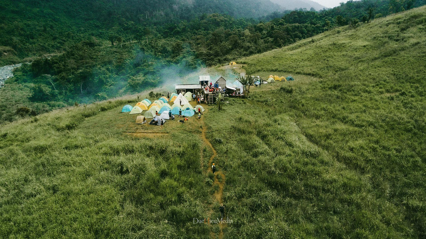 Khu cắm trại nằm lưng chừng sườn đồi, bao quanh là những đồng cỏ xanh mướt, trải dài đến tận chân trời.