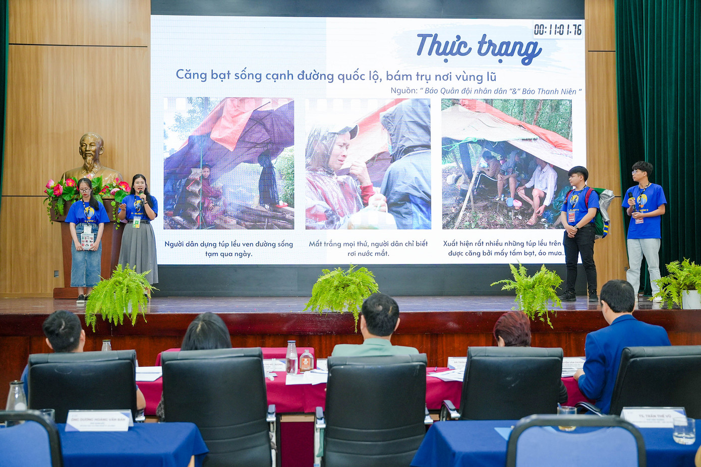 Các đội thuyết trình về dự án