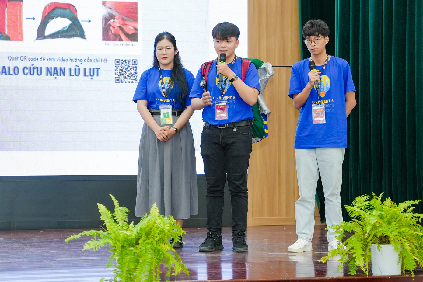 Các đội thuyết trình về dự án