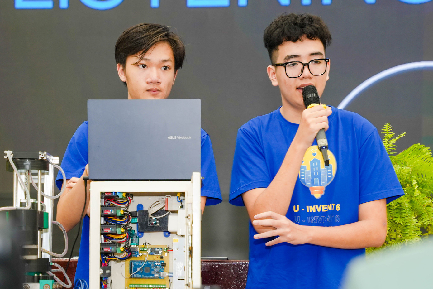 Các đội thuyết trình về dự án