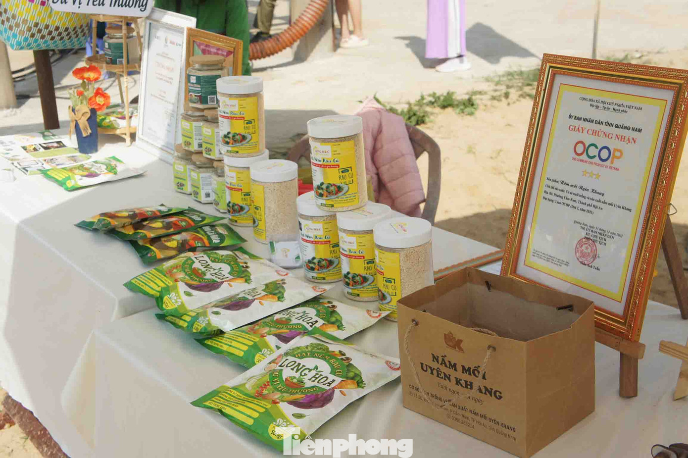 Bà Huỳnh Phạm Thùy Lan - Phó Chủ tịch UBND phường Cẩm Nam, Trưởng Ban tổ chức ngày hội chia sẻ: “Kể từ ngày hội bắp nếp Cẩm Nam được tổ chức năm 2018, tiếp đến những năm sau đó là thiên tai, lũ lụt làm hư hại mùa vụ bắp đông xuân, cũng như dịch bệnh COVID-19 kéo dài, ngày hội bắp nếp theo đó cũng phải tạm dừng lại. Nay rất vui là ngày hội được trở lại, được nhiều du khách hào hứng thưởng thức và trải nghiệm”. Ảnh: Những sản phẩm OCOP từ bắp nếp Cẩm Nam