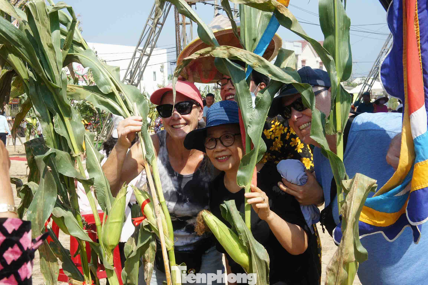 Không chỉ người dân, mà du khách trong và ngoài nước cũng thích thú với hội làng độc đáo và dân dã này.