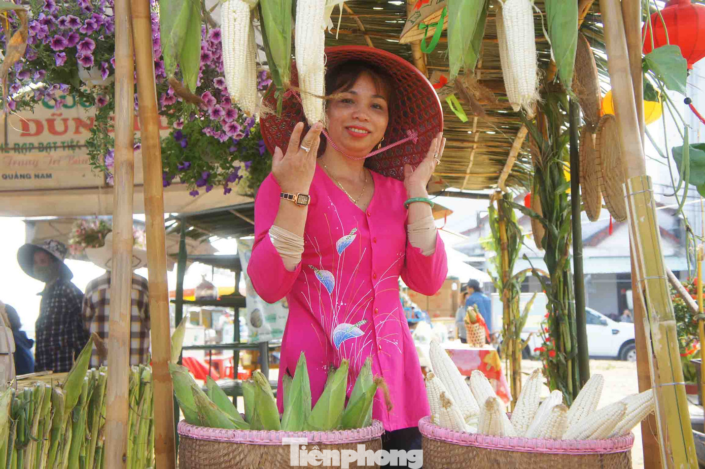 Vùng đất Cẩm Nam mang nặng phù sa của những nhánh hạ lưu sông Thu Bồn, sản sinh nuôi dưỡng những cánh đồng bắp nếp xanh mượt, trái hạt đầy đặn, mềm dẻo không phải nơi nào cũng có được.