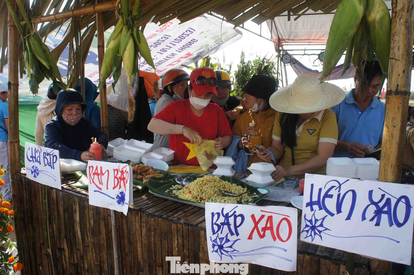 Bắp nếp Cẩm Nam được chế biến thành nhiều món ăn phong phú, như: Bắp luộc, bắp xào, bắp nướng, ram bắp, chả bắp, chè bắp, rượu bắp,...