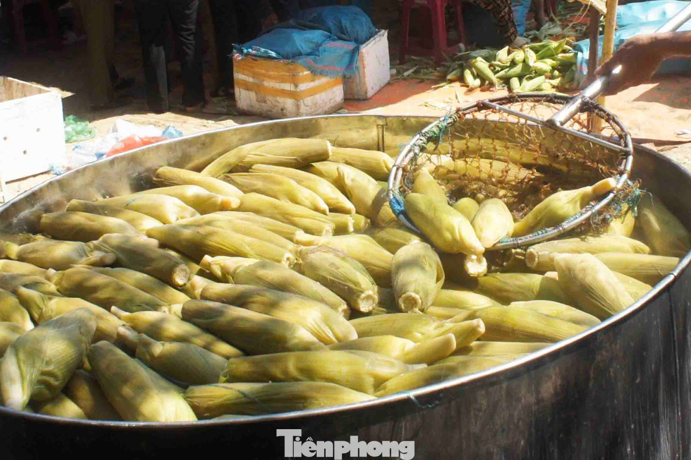 Những món ăn được các nghệ nhân làng bắp trực tiếp chế biến tại chỗ, đảm bảo trọn vẹn hương vị cổ truyền. Các món ăn từ bắp nếp rất ngon, dẻo thơm và có vị ngọt tự nhiên.