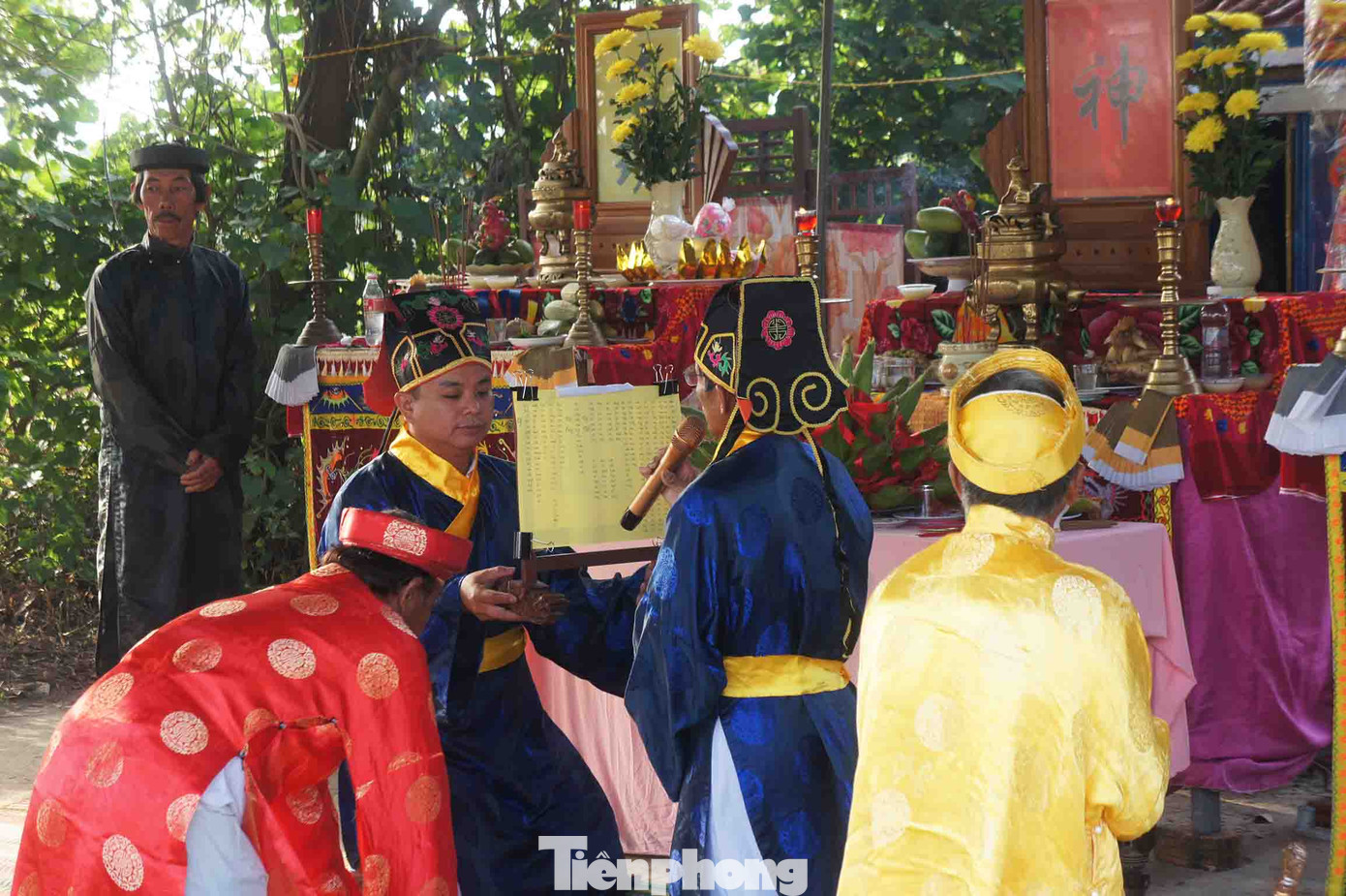 Lễ cúng thần Nông là một trong các hoạt động đặc sắc của ngày hội. “Lễ hội bắp phải cúng tế thần trước, người nông dân làm ra của cải cũng nhờ thần Nông”, cô Nguyễn Thị Nhớ, một nông dân trồng bắp tại Cẩm Nam cho biết.