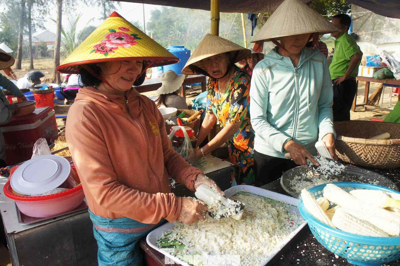 Những món ăn được các nghệ nhân làng bắp trực tiếp chế biến tại chỗ, đảm bảo trọn vẹn hương vị cổ truyền. Các món ăn từ bắp nếp rất ngon, dẻo thơm và có vị ngọt tự nhiên.
