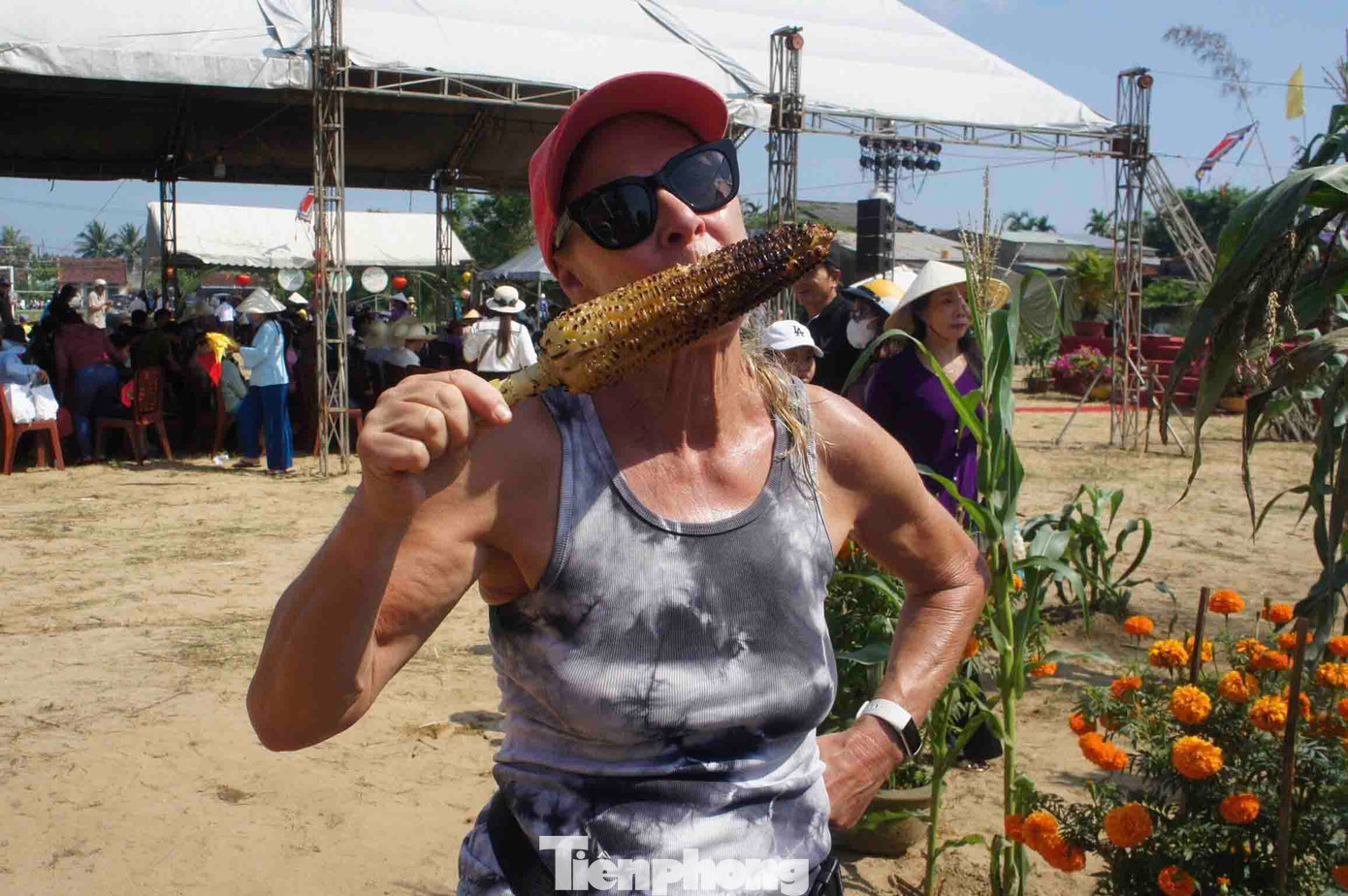 Bà Nancy (65 tuổi, du khách đến từ California, Mỹ) thích thú chia sẻ: “Thực sự tôi cảm thấy lễ hội rất tuyệt, các món ăn rất ngon.”