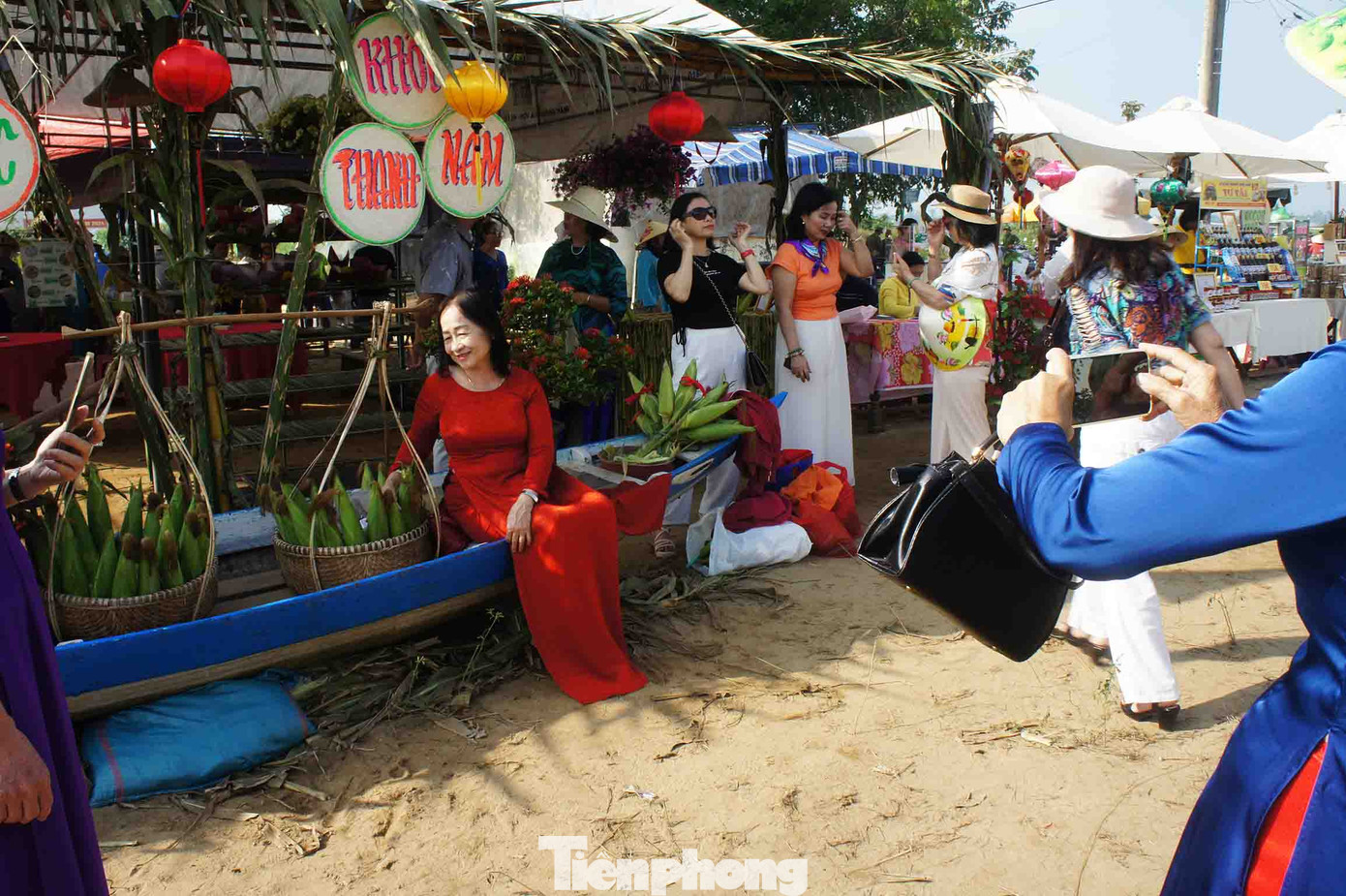 Ngày hội bắp nếp thu hút đông đảo du khách trong và ngoài nước tới tham quan, thưởng thức và check-in.