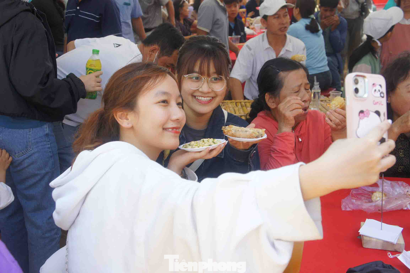 Hai bạn bạn Tường Vy và Phương Thảo (Hội An) check-in cùng các món ăn từ bắp nếp.