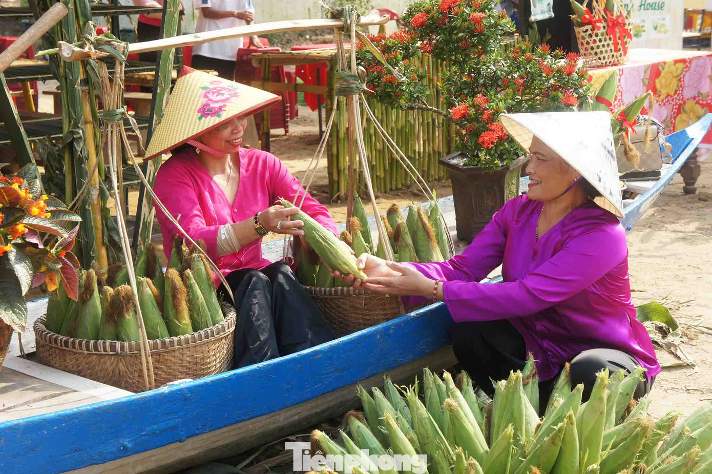 Tại ngày hội còn diễn ra nhiều hoạt động thú vị, như: Hái lộc đầu năm, tỉa bắp, thưởng thức các món ăn chế biến từ bắp nếp, tham quan các gian hàng sản phẩm OCOP, các trò chơi dân gian, hô hát bài chòi,...