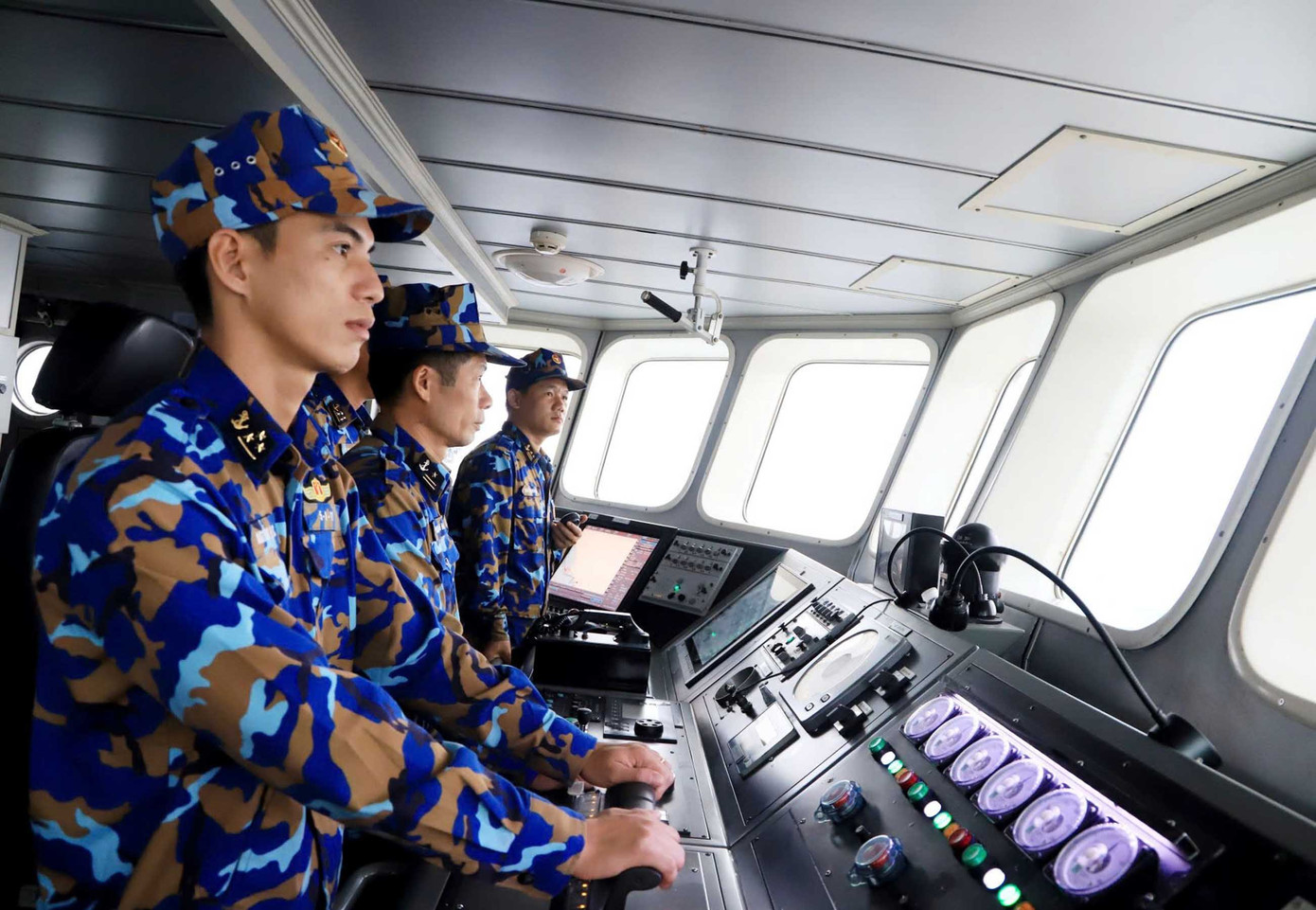 Mặc dù do ảnh hưởng của bão số 1 thời tiết rất xấu, nhưng cán bộ, chiến sĩ trên các tàu đã khắc phục khó khăn, hoàn thành tốt các bài bắn Ảnh: Hoàng Diệu