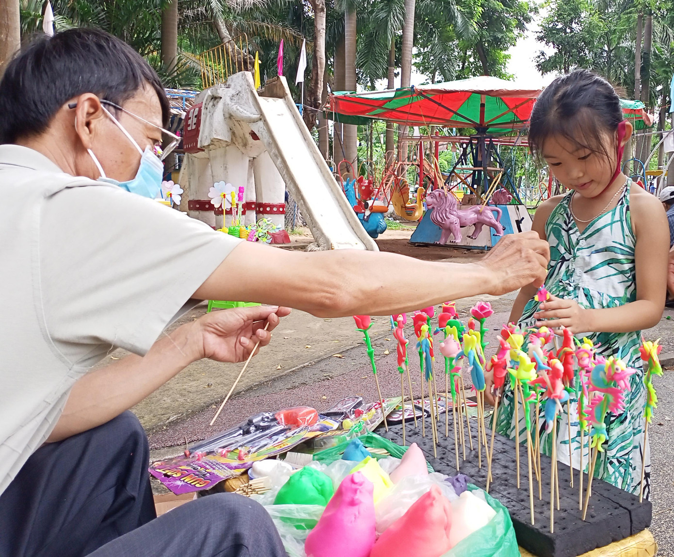 “Mỗi ngày được nhìn thấy nụ cười của đám trẻ tôi vui và hạnh phúc lắm. Đó cũng là một trong những lí do mà tôi còn bám trụ lại với nghề”, ông Kính chia sẻ “Mỗi ngày được nhìn thấy nụ cười của đám trẻ tôi vui và hạnh phúc lắm. Đó cũng là một trong những lí do mà tôi còn bám trụ lại với nghề”, ông Kính chia sẻ