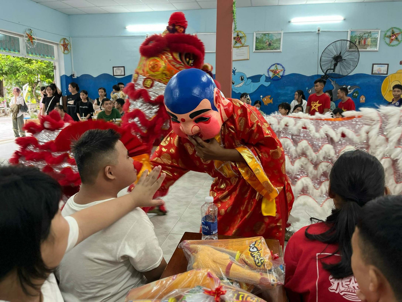 Các bạn đã đem đến cho các em những nhu yếu phẩm cần thiết như gạo, thịt, sữa, tã bỉm, đồ chơi,… Kinh phí ban đầu là tiền túi của các bạn trong nhóm, kết hợp kêu gọi các bạn học cùng trang lứa chung tay ủng hộ. Ngoài những suất quà, các bạn còn mang đến cho các em nhỏ thật nhiều niềm vui, nụ cười