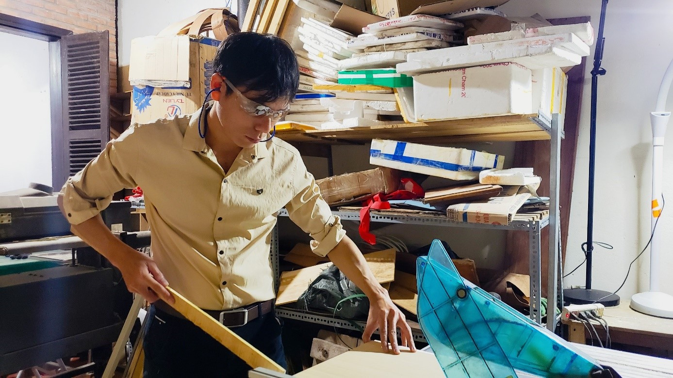 Chất liệu chủ yếu làm mô hình là gỗ plywood, riêng một số sản phẩm đặc thù như mẫu khắc hoa văn trống đồng, móc khóa nhỏ phải làm bằng chất liệu gỗ tự nhiên để khắc được hoa văn mang tính thẩm mỹ cao. - Ảnh: Hằng Hà