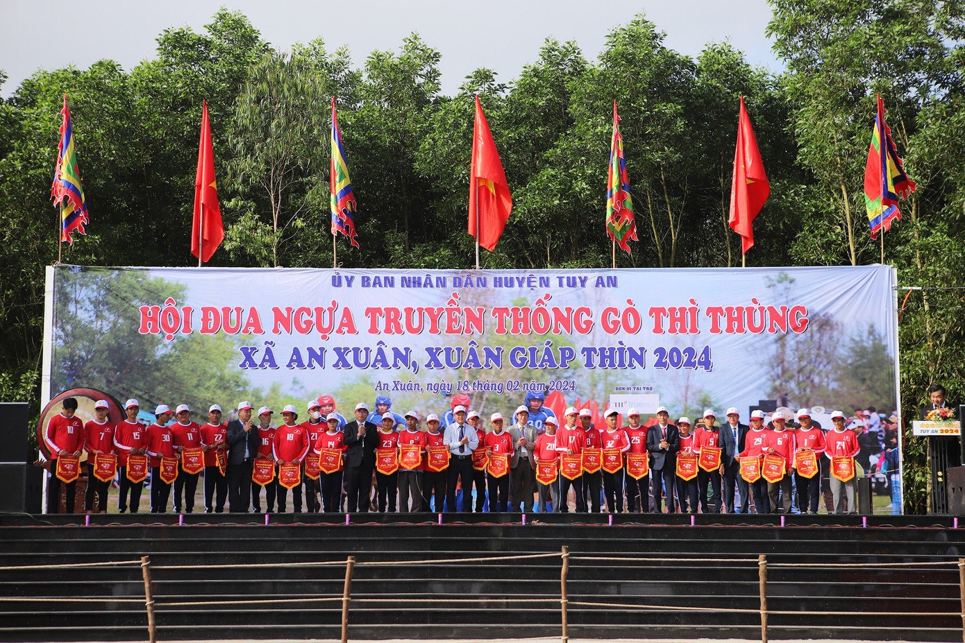 Hội đua ngựa độc đáo hiếm có này năm nay có sự góp mặt của 32 kỵ sĩ cùng 32 chú ngựa. Trong đó xã An Hiệp có 12 ngựa đua, xã An Thọ có 6 ngựa đua, xã An Xuân có 8 ngựa đua, và xã An Lĩnh có 6 ngựa đua. Trong ảnh: BTC trao cờ lưu niệm cho các kỵ sĩ tham gia đua tài.