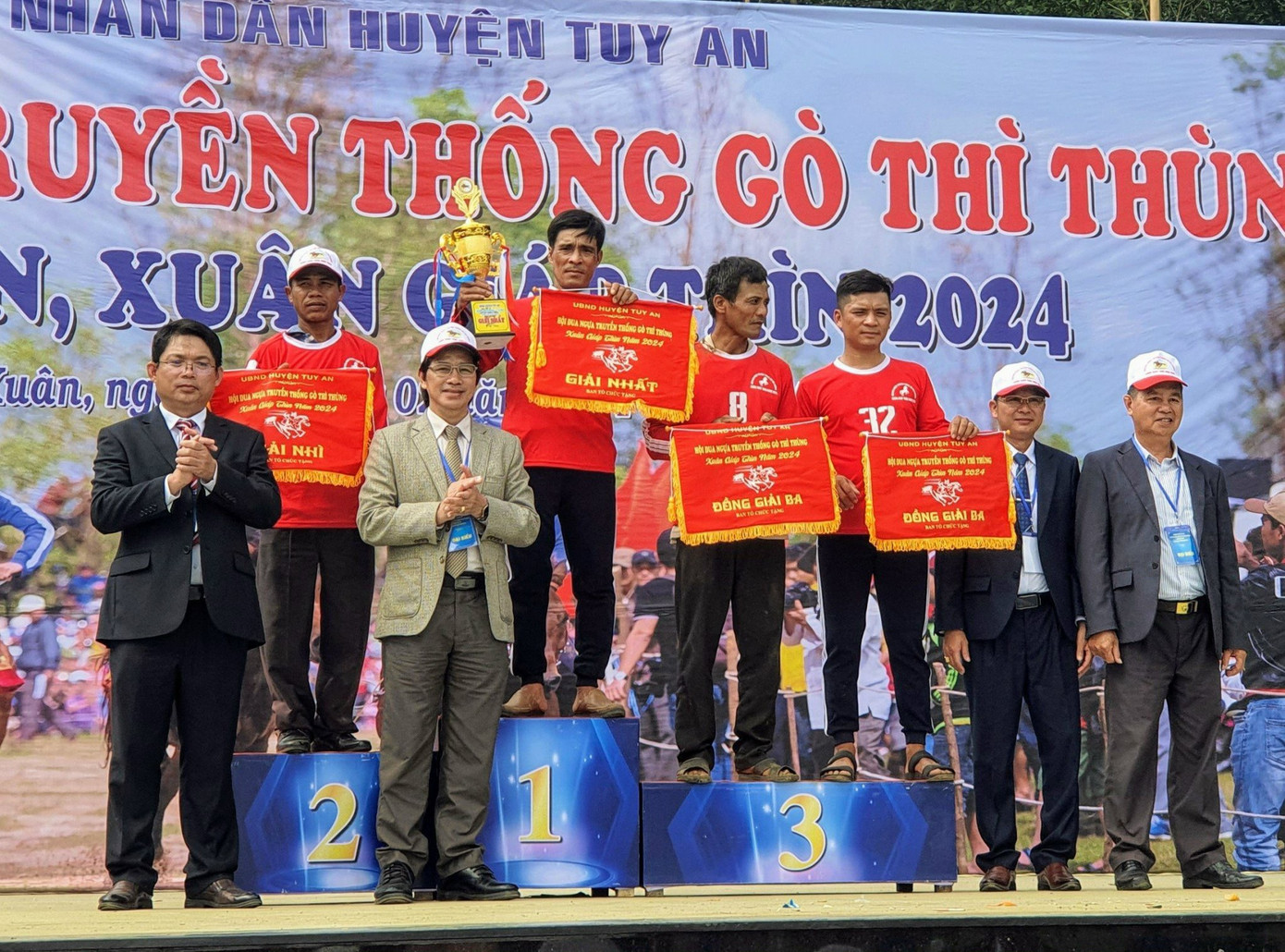 Giải nhì thuộc về chú ngựa mang số 22 do kỵ sĩ Lê Thành Chung, cũng ở xã An Hiệp điều khiển. Đồng giải ba thuộc về ngựa số 9 của ông Vũ Hồng Hưng (xã An Xuân), và ngựa số 32 của ông Thái Bình Thuận (xã An Hiệp).