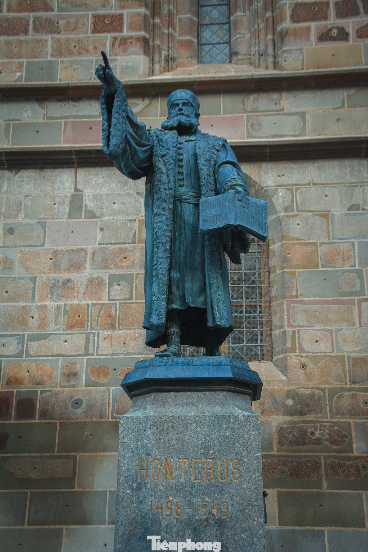 Bên ngoài nhà thờ là bức tượng của Johannes Hoterus (1498-1549). Ông là nhà nhân đạo, nhà cải cách, và là người sáng lập một ngôi trường trung học mang tên ông cùng một nhà xuất bản. Ảnh: Kinh Quốc.