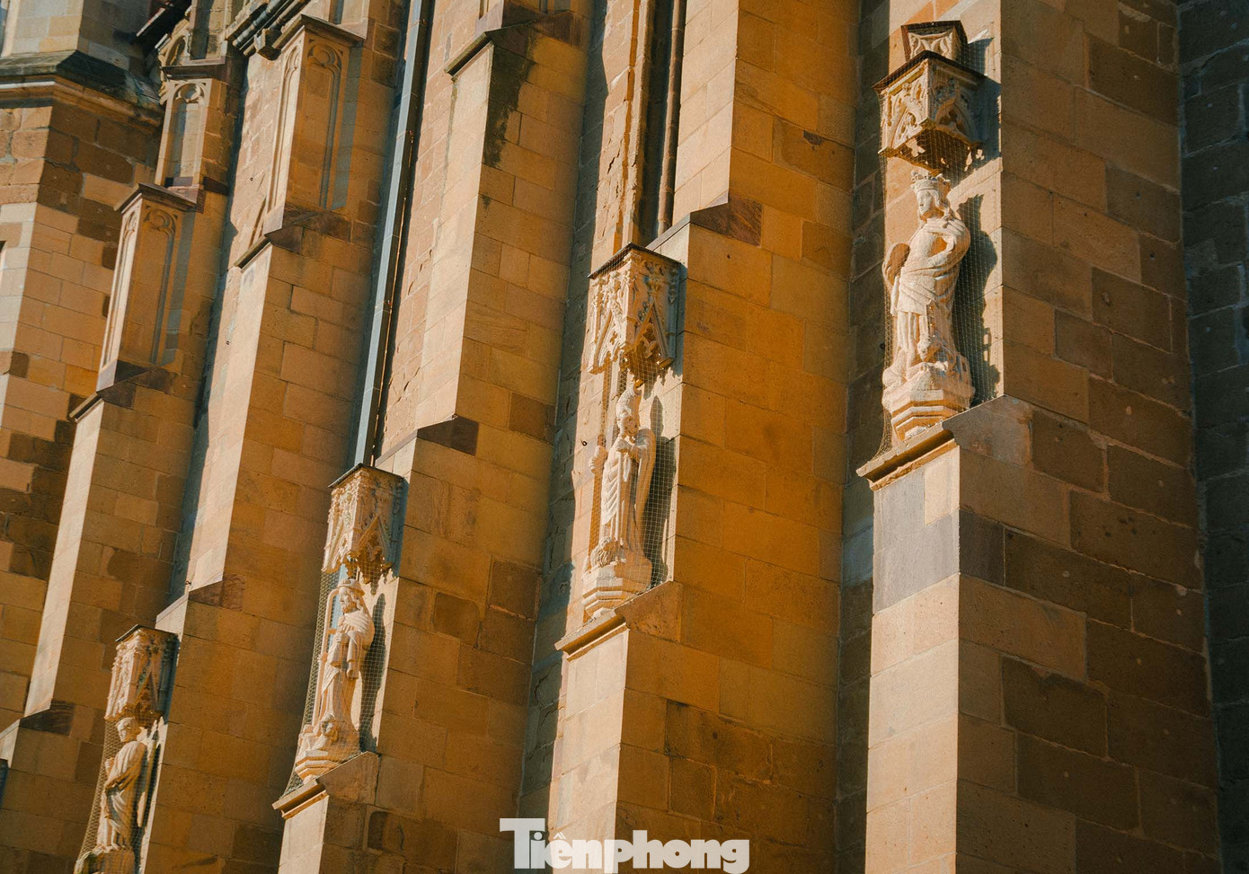 Một số bức tượng trang trí bên ngoài Nhà thờ Đen. Ảnh: Kinh Quốc.