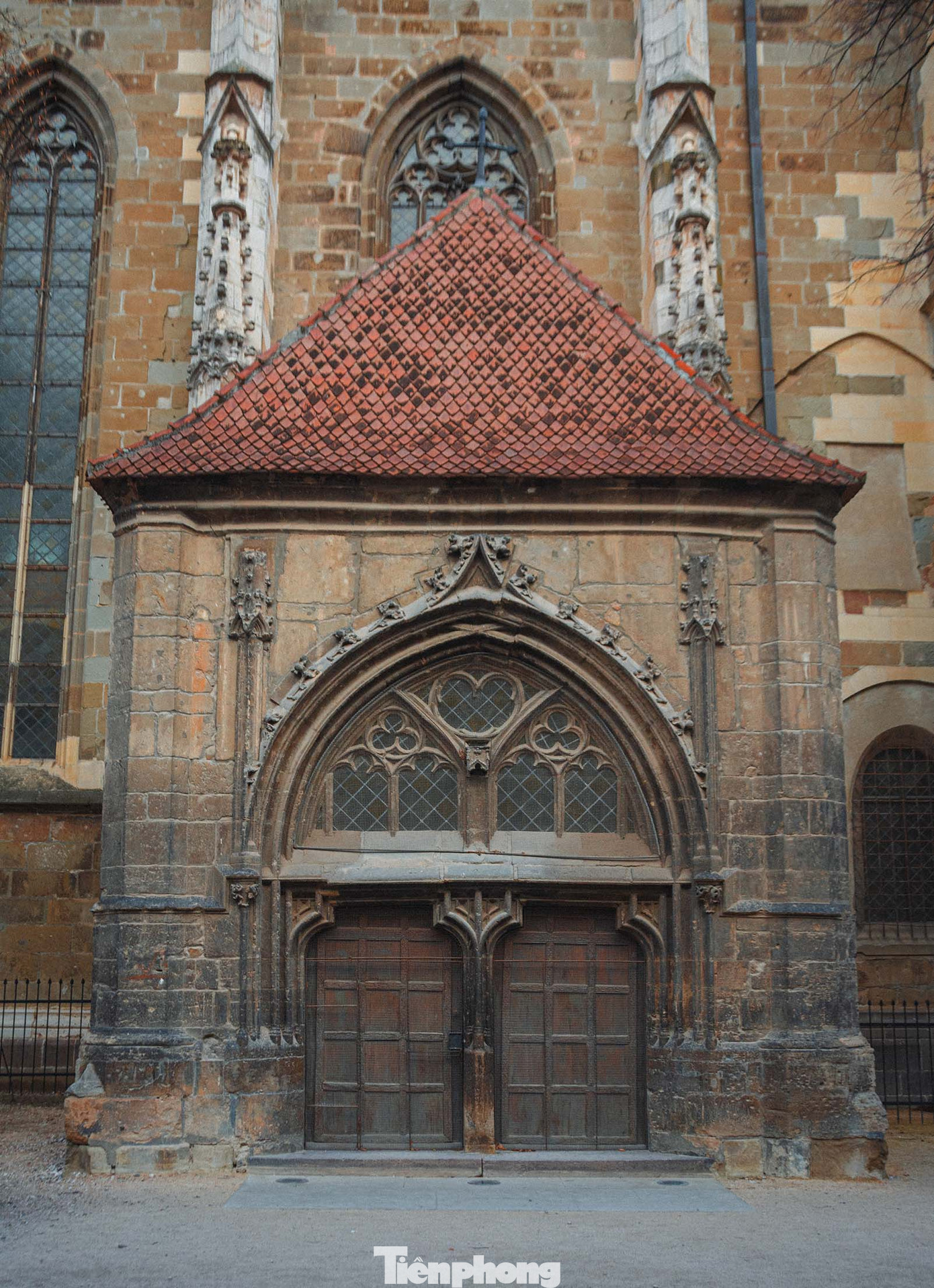 Một trong năm cánh cửa dẫn vào bên trong Nhà thờ Đen. Chuyên gia cho rằng những cánh cửa này có thể được làm vào năm 1450, cùng thời điểm xây dựng gian giữa và tòa tháp của nhà thờ do những người thợ mộc đến từ Cluj, Sighișoara, và cả từ vùng Cassovia xa xôi thuộc đất nước Slovakia ngày nay. Ảnh: Kinh Quốc.