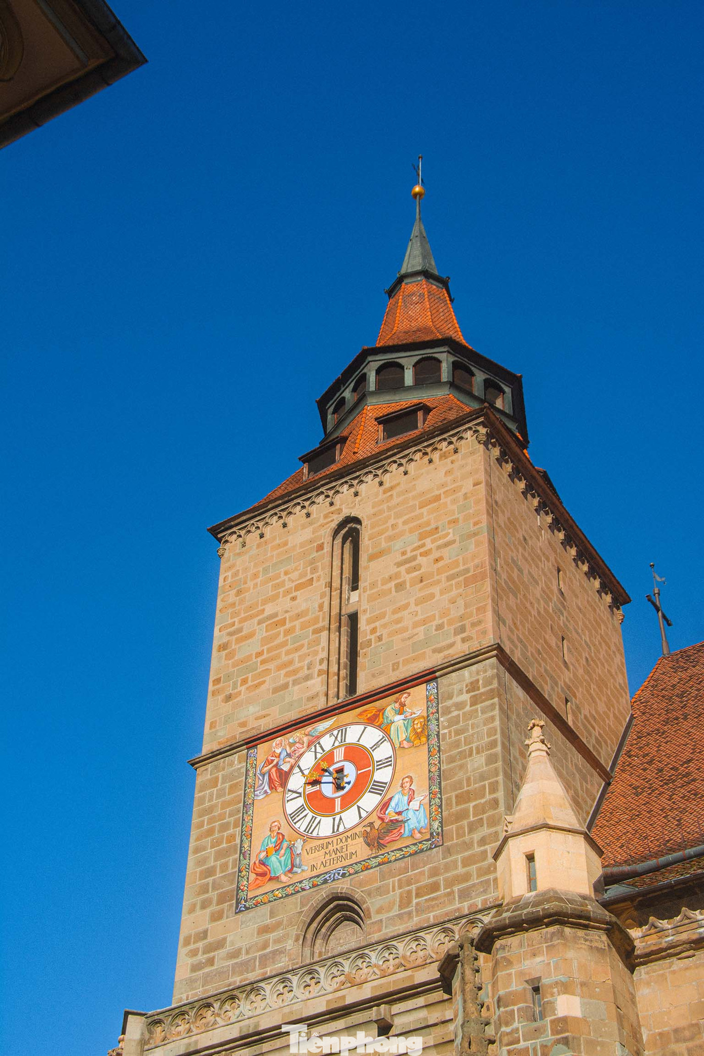 Tòa tháp đồng hồ của Nhà thờ Đen. Trong suốt 600 năm tuổi thọ, tiếng chuông của Nhà thờ Đen vẫn luôn đều đặn vang lên vào mỗi Chủ Nhật hàng tuần. Ảnh: Kinh Quốc.