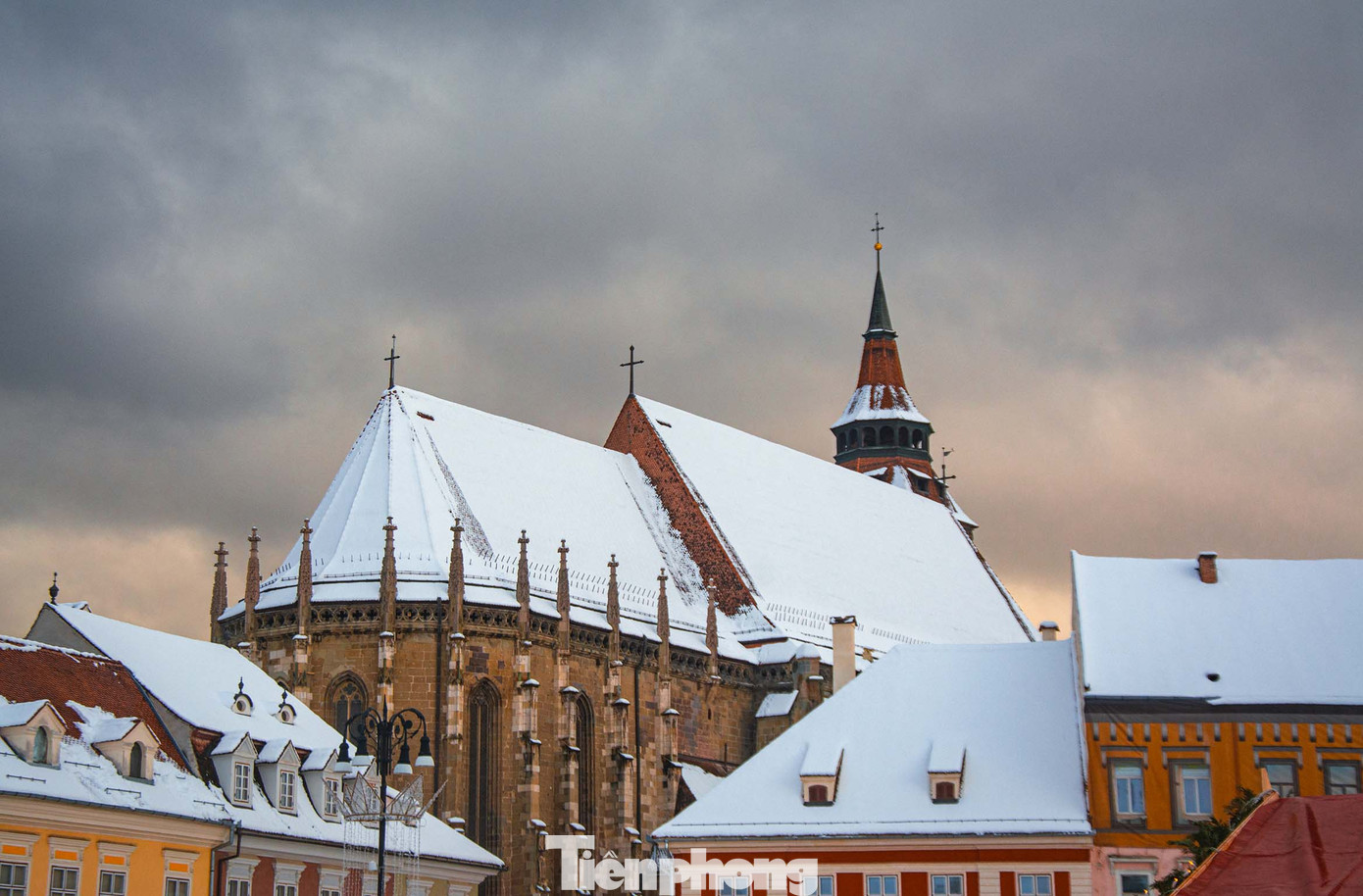 Cái tên “Nhà thờ Đen” được cho là bắt nguồn từ trận hỏa hoạn vào năm 1689 tại Brasov khiến nhà thờ được xây dựng từ trước đó hàng trăm năm này bị tổn hại nặng nề và bao phủ bởi màu đen của khói và than. Tên gọi này không được sử dụng cho tới cuối thế kỷ 19. Ảnh: Kinh Quốc.