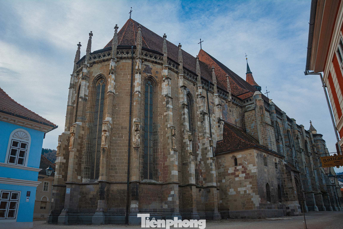 Nhà thờ Đen là nhà thờ mang phong cách Gothic vĩ đại nhất tại vùng Transylvania và châu Âu. Nhờ vào mối quan hệ giao thương mật thiết giữa Brasov và thành phố Nürnberg của Đức, chính quyền nơi đây đã quyết định thiết kế nhà thờ này dựa theo nguyên mẫu của Nhà thờ Saint Sebaldus tại Nürnberg. Quá trình xây dựng trải dài gần một trăm năm. Ảnh: Kinh Quốc.