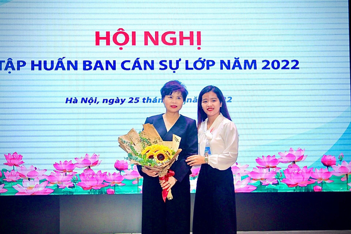 Là một trong số ít sinh viên được kết nạp Đảng khi còn trên ghế trường THPT, Hương cho biết: “Đó là dấu mốc quan trọng, mình thấy rất vinh dự và tự hào. Bản thân mình đã thay đổi hơn rất nhiều, trở nên gương mẫu, năng động và trách nhiệm trong tất cả mọi việc dù nhỏ nhất”.