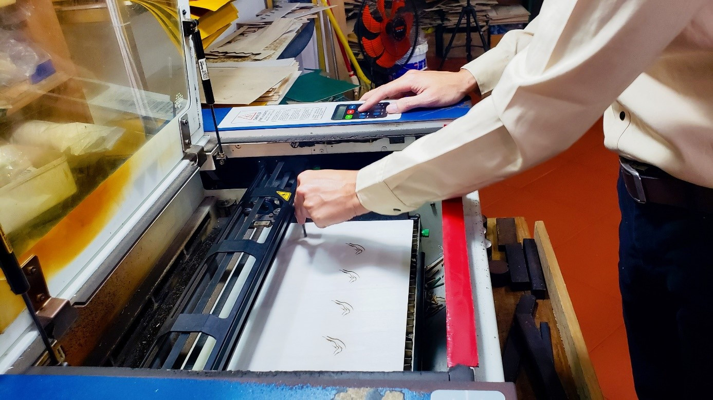 Quá trình khắc, in các chi tiết của một mô hình có thể mất nhiều tiếng đồng hồ.