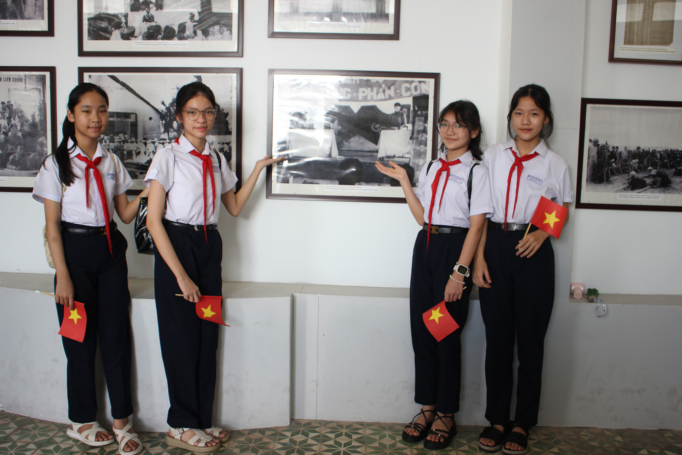 Em Hồng Ngân, học sinh lớp 6/4, trường THCS Nguyễn Đình Chiểu, chia sẻ: “Em cảm thấy rất vui và hào hứng khi được ghé bảo tàng tham quan và học được nhiều kiến thức lịch sử”.