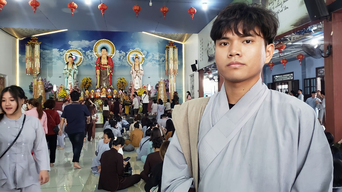 Bạn Trần Anh Khoa (23 tuổi, đến từ Quảng Nam) thổ lộ: “Mình rất thích nghe thầy Giác Minh Luật giảng dạy về lối sống khoa học và nhân văn. Mình đi để chiêm nghiệm bản thân, học hỏi nhiều điều hay từ lời dạy của thầy, cũng như các kỹ năng ứng xử. Từ đó làm hành trang khi bước ra xã hội”. Ảnh: Hằng Hương