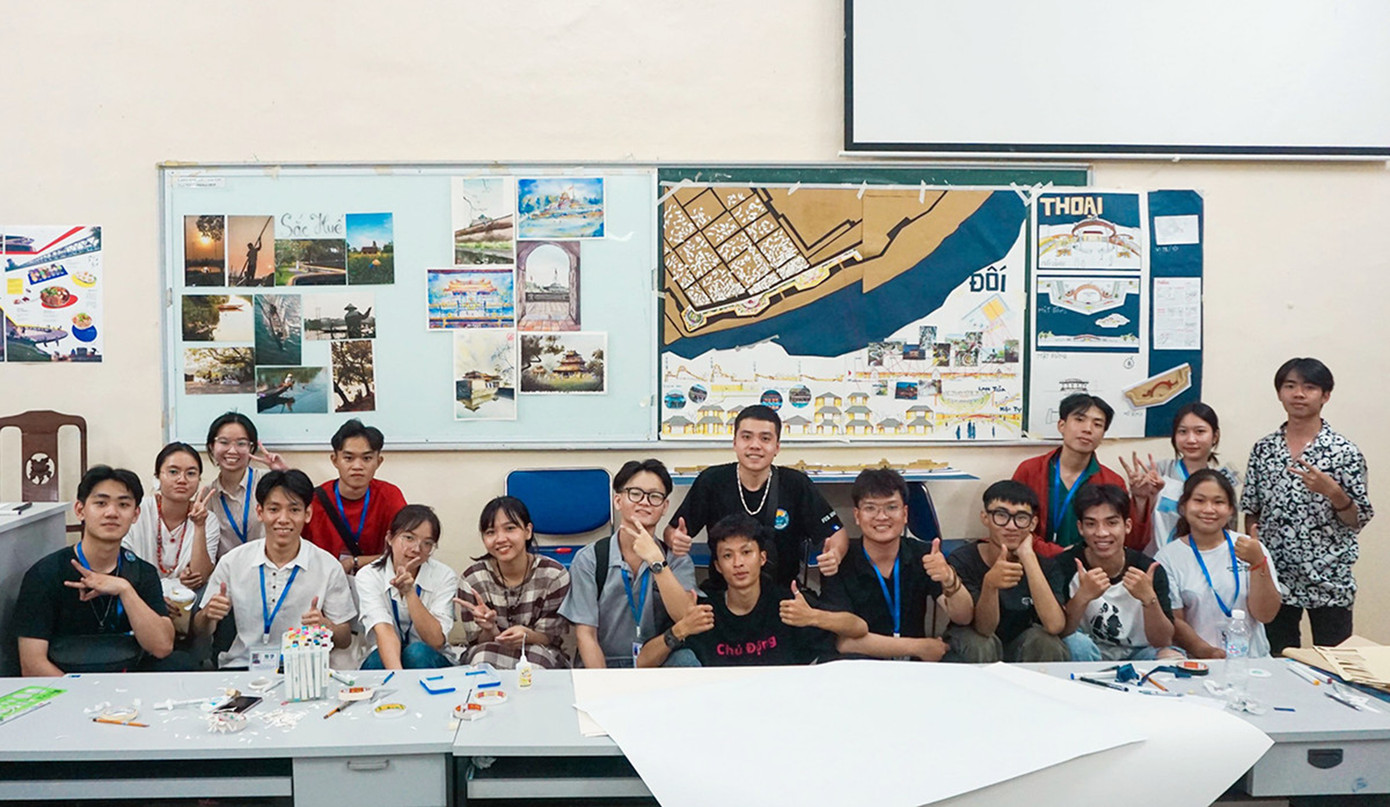 Sinh viên Thu Hiền (thứ 3 từ trái sang hàng đầu) cùng các thành viên bên tác phẩm “Đối thoại”