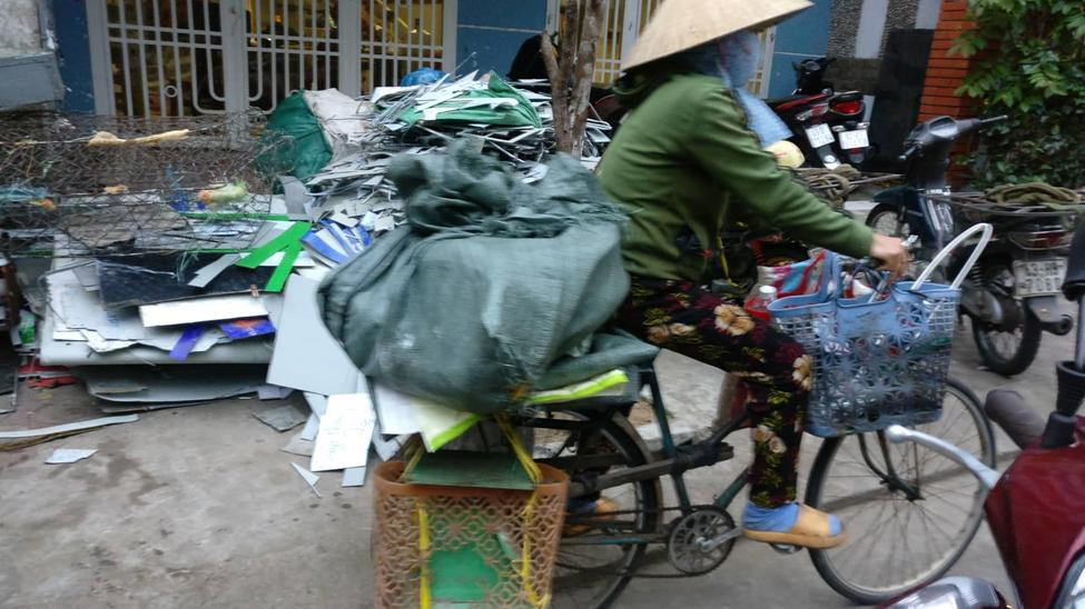 Những người lao động nghèo, chở hàng, nhặt ve chai, bán hàng rong… vẫn bám trụ trên từng con đường, ngõ phố, từ 18 giờ và kết thúc lúc 2 đến 3 giờ sáng hôm sau. Những người lao động nghèo, chở hàng, nhặt ve chai, bán hàng rong… vẫn bám trụ trên từng con đường, ngõ phố, từ 18 giờ và kết thúc lúc 2 đến 3 giờ sáng hôm sau.